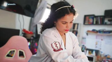 MASAJISTA CACHONDA LE HACE ATENCIÓN ESPECIAL AL CLIENTE CUANDO VE SU VERGA DURA POV JOI ROLEPLAY SEXO EN ESPAÑOL
