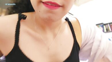 MASAJISTA CACHONDA LE HACE ATENCIÓN ESPECIAL AL CLIENTE CUANDO VE SU VERGA DURA POV JOI ROLEPLAY SEXO EN ESPAÑOL