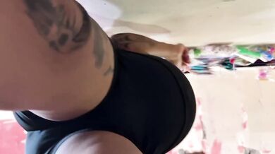Mi amiga mojada se la meto hasta el fondo goteando creampie