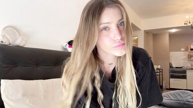Cutie in black t-shirt fingers her pussy and cums