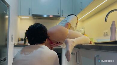 Spied on my stepsister in the kitchen and fucked her / stepsister burst into tears during blowjob