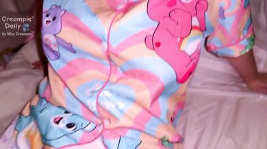 Asian girl’s messy creampie in bedroom at midnight