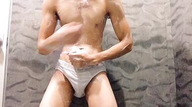 Pinoy salsalero jakolerong solo squirt while bathing