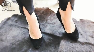 Secretary destroyed in heels and leggings at work