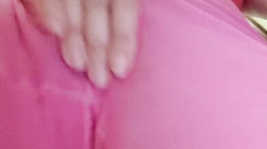 Wet yoga pants squirt explosion in clothing store public flash