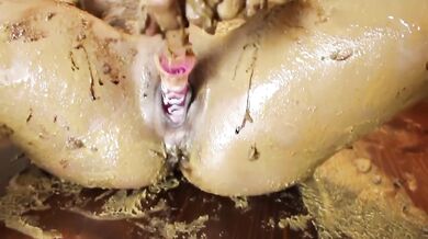 MILF's kitchen feast mom gushes on peanutbutter chocolate topped toys