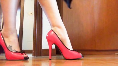 Italian giantess crunches you like dust under her massive feet