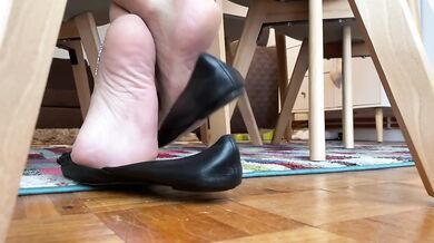 Shoe play destroyed by wrinkled soles and flats