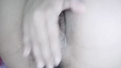 Thai teen's gushing wet pussy screams alone in homemade solo.