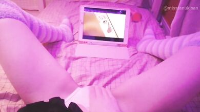Kawaii girl drips squirts while watching lesbian hentai then pisses herself raw
