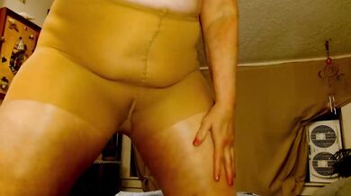 GILF DawnSkye unzips pantyhose her thick thighs quiver in sheer nylon heels