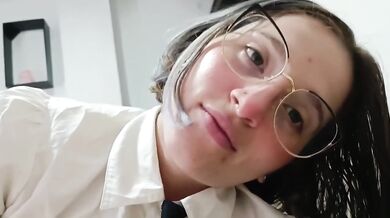 hermosa chica de 18 años es capturada haciendo travesuras y tragando leche en casa