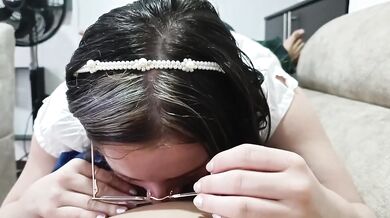 hermosa chica de 18 años es capturada haciendo travesuras y tragando leche en casa