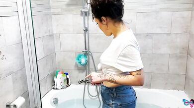 Italian married plumber gets fucked in the bathtub cheating wife deep throat POV