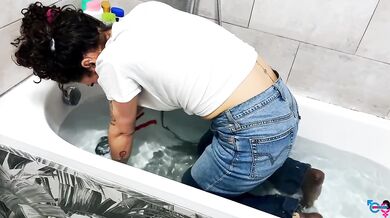 Italian married plumber gets fucked in the bathtub cheating wife deep throat POV