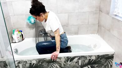 Italian married plumber gets fucked in the bathtub cheating wife deep throat POV