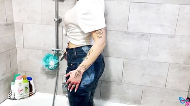 Italian married plumber gets fucked in the bathtub cheating wife deep throat POV