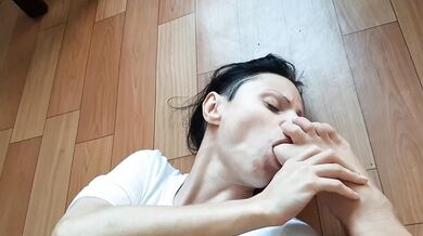 Brunette goddess destroys foot with wet slurping and toe worship lesbians choke on her delicious soles