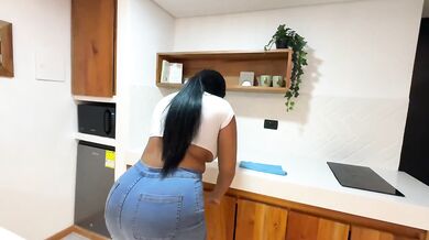 Venezolana squirts then swallows every last drop on camera