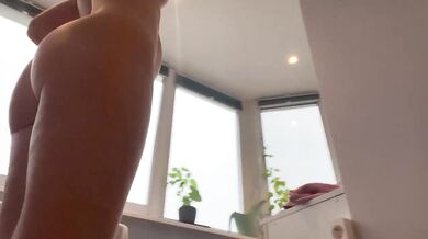 Milf wife slams her hungry cunt to breakfast