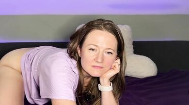 MILF Nesta fingerfucks herself into squirting bliss in lavender top