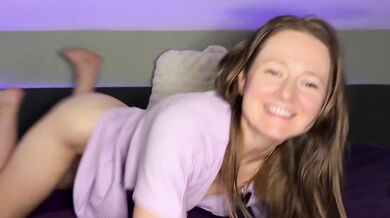 MILF Nesta fingerfucks herself into squirting bliss in lavender top