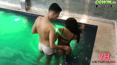 Japonesa gostosa fodida na piscina do motel molhada e gritando