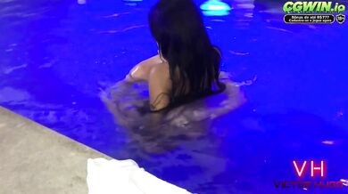 Japonesa gostosa fodida na piscina do motel molhada e gritando