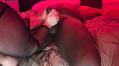 Big Ass Milf Strokes BBC to Gushing Completion!