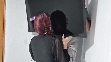 Dei gostoso pro reparador de tv entregador come buceta gozando na creampie