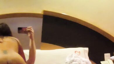 MILF recién bañadita llenan sus tetas de leche mientras la montan a gritos