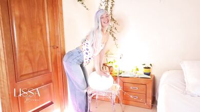 Skinny girl's big juicy ass stretches jeans in wild balloon inflation fetish ride