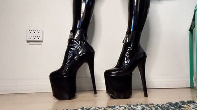 Domme in PVC and High Heels Worships Her Own Feet