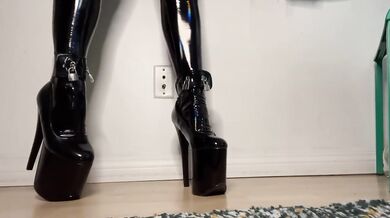 Domme in PVC and High Heels Worships Her Own Feet