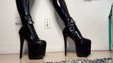 Domme in PVC and High Heels Worships Her Own Feet