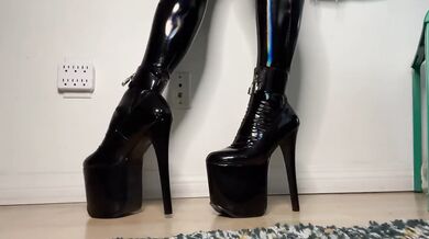 Domme in PVC and High Heels Worships Her Own Feet