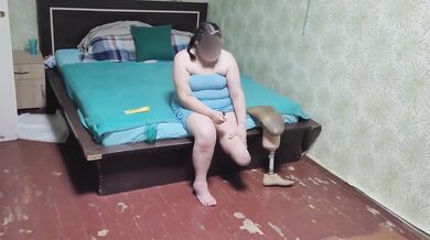 Chubby amputee jerks off and gets throaty cunnilingus