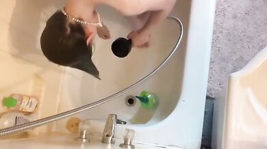 Black hair babysitter gets showered after a messy solo session