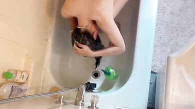 Black hair babysitter gets showered after a messy solo session