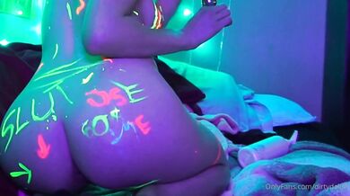 Glowing elf whore stretches tight asshole with buttplugs