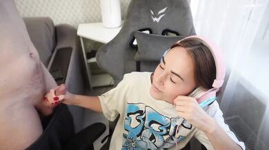 gamer girl ruined deepthroat while gaming chair fucked raw