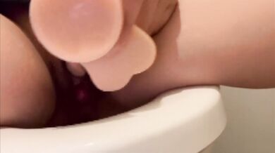 Asian solo masturbation wants big cock fucked immediately in hotel