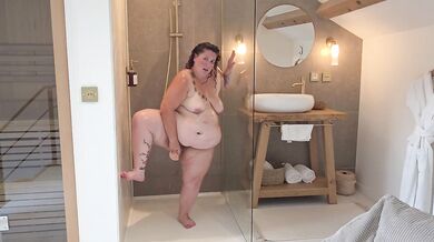 I masturbate in the shower with a giant dildo her big ass gushing orgasm