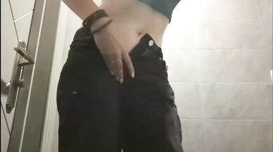 girl masturbating in the night club amateur solo