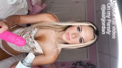 SQUIRTING FROM DILDO