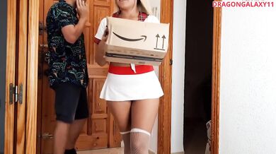 Blonde latina stranger deepthroats delivery guy white cumshot
