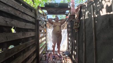 Outdoor shower couple ruined by greedy mouths cumming in the backyard