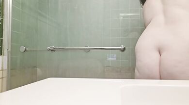 Hot shower time for v0i1et her big pussy gets destroyed