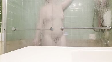 Hot shower time for v0i1et her big pussy gets destroyed