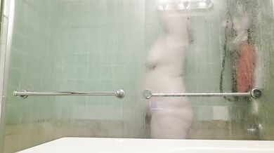 Hot shower time for v0i1et her big pussy gets destroyed